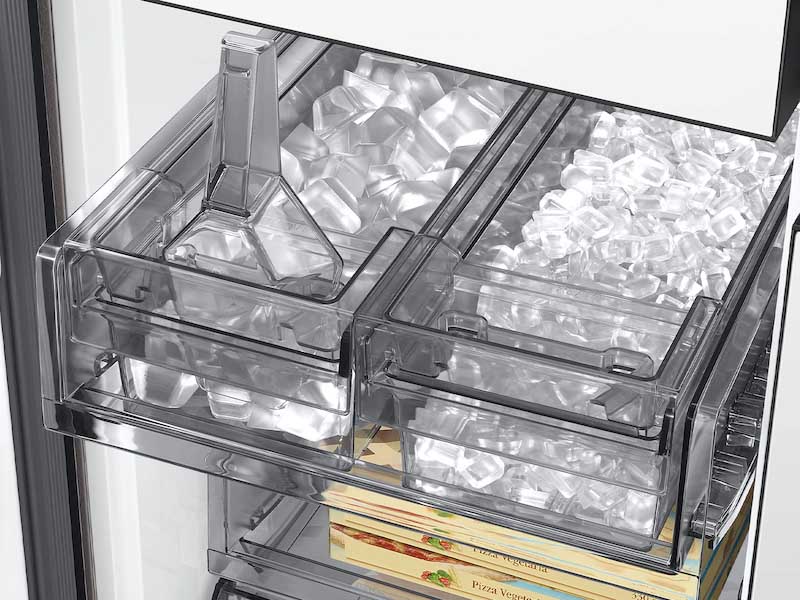 Bespoke 29 cu. ft. 4-Door Flex™ Refrigerator with Beverage Center™ & Customizable Door Panels in White Glass - Image 8